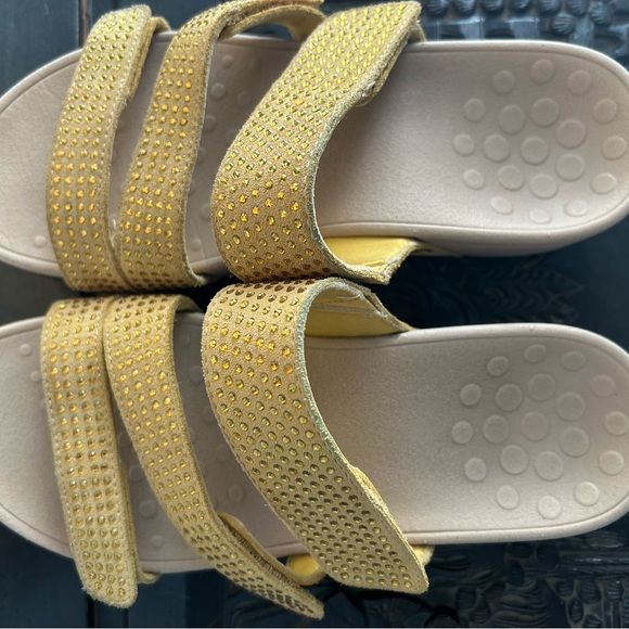 Vionic Pacific Alexis buttercup yellow sandals. - Picture 3 of 6